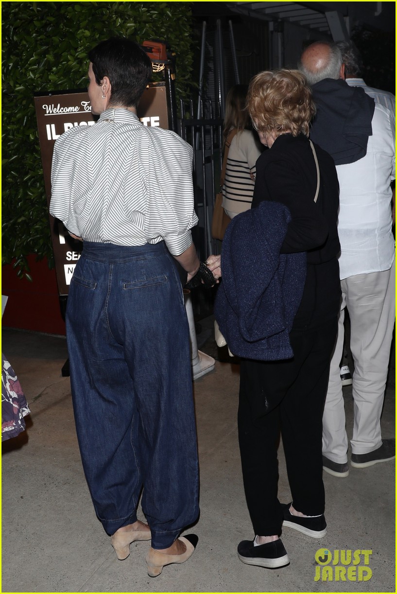sarah paulson holland taylor hold hands on date night 154785193