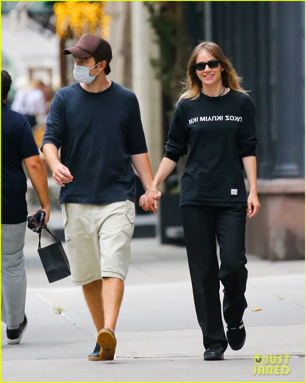 robert pattinson suki waterhouse hold hands day out in nyc 054788242