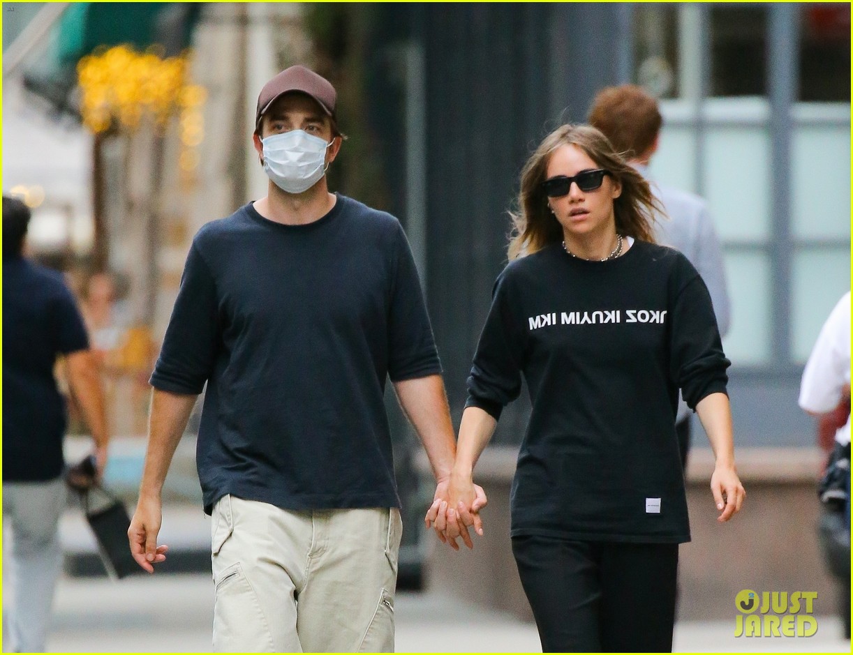 Robert Pattinson & Suki Waterhouse Hold Hands During Day Out in NYC