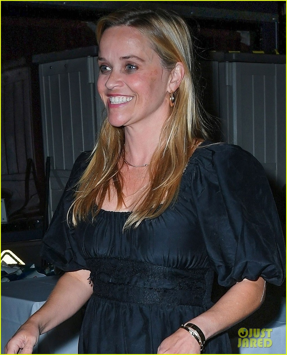 reese witherspoon day out in lond with jim toth 02