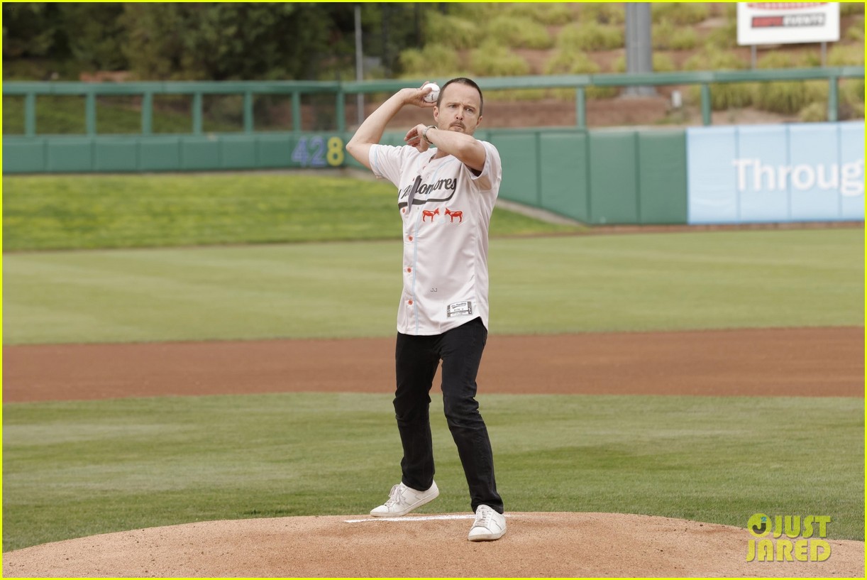 bryan cranston aaron paul dos hombres charity game 394797316