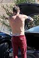 david duchovny parking lot outfit change 02
