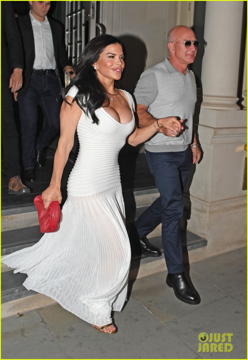 Jeff Bezos & Lauren Sanchez Hold Hands After Grabbing Dinner in London