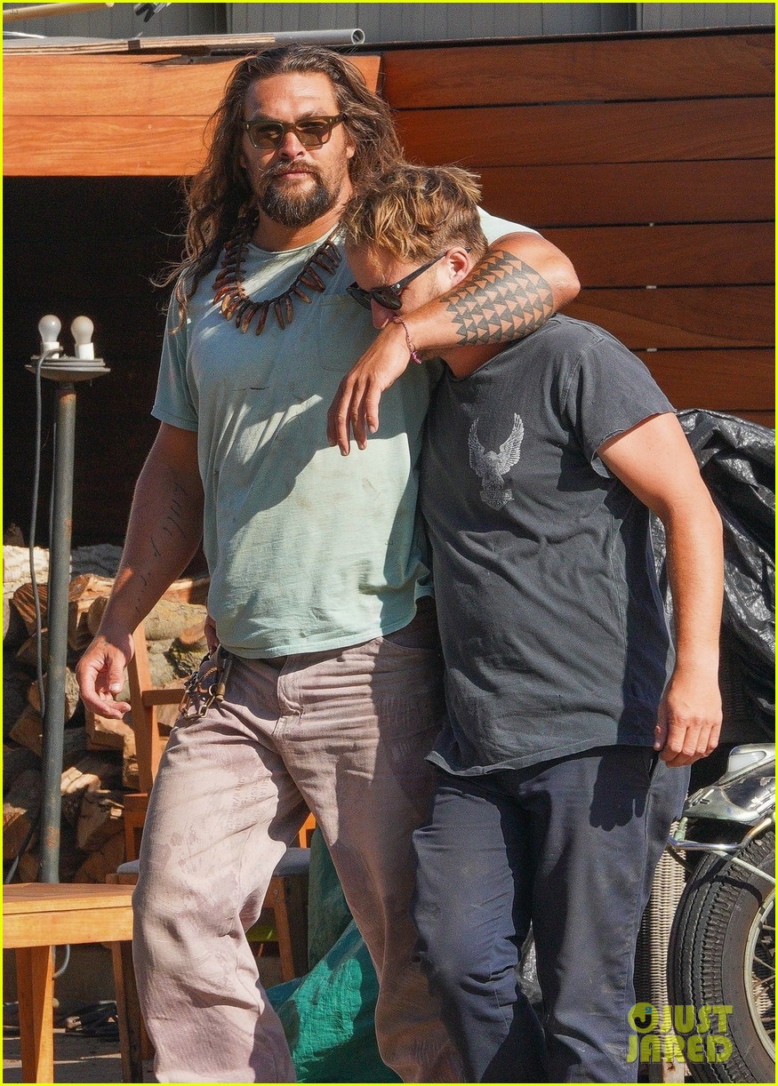 jason momoa lunch with a friend 024806049