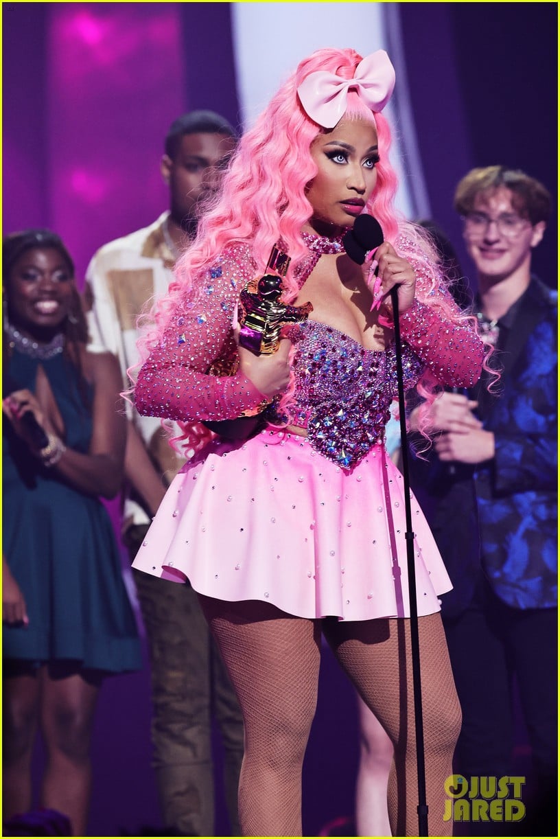 Nicki Minaj Advocates for Mental Health in Vanguard Award Acceptance(02)