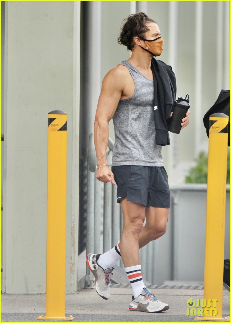 orlando bloom shows off his muscles leaving the gym 014797460