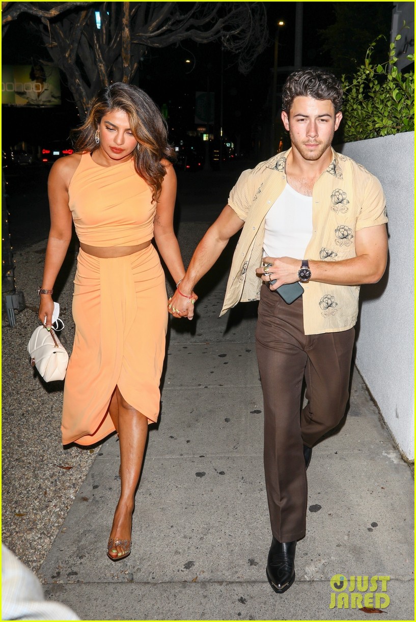 Nick Jonas & Priyanka Chopra Hold Hands on Dinner Date in West(02)