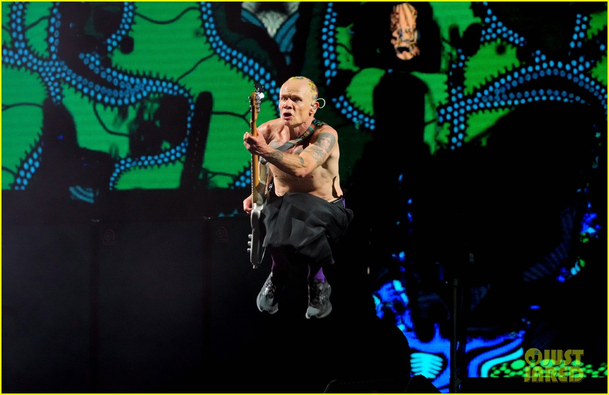 red hot chili peppers tour 104798194