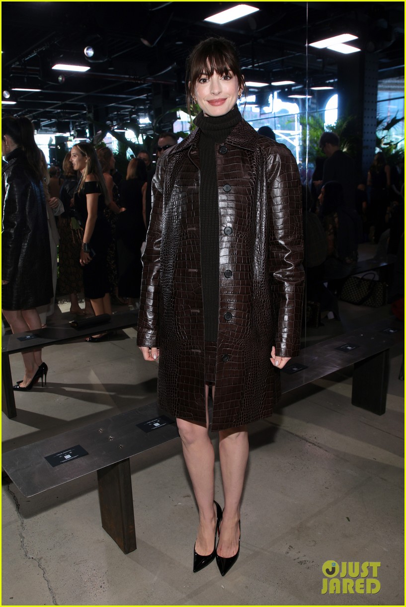 Anne Hathaway & Anna Wintour Channel 'Devil Wears Prada' at Michael(02)