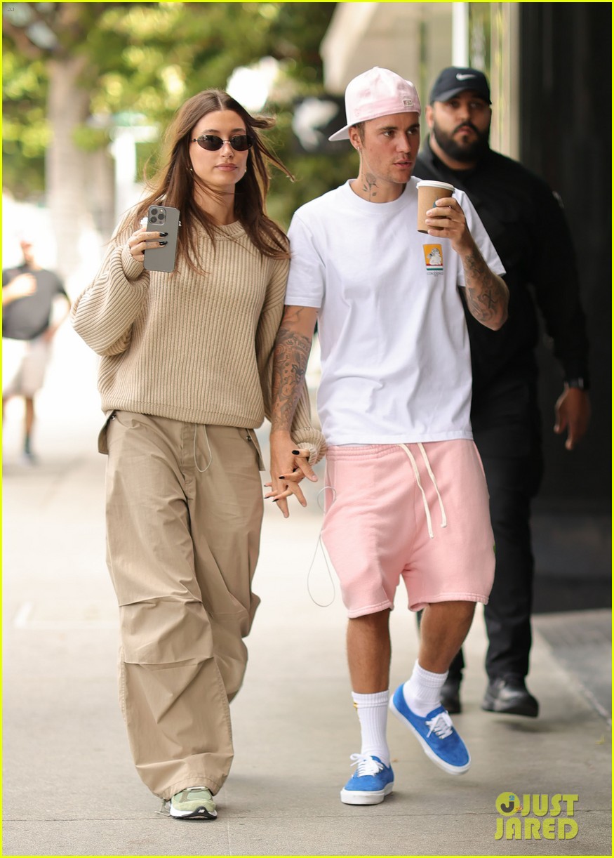 hailey bieber justin bieber coffee run after selena comments 054830336