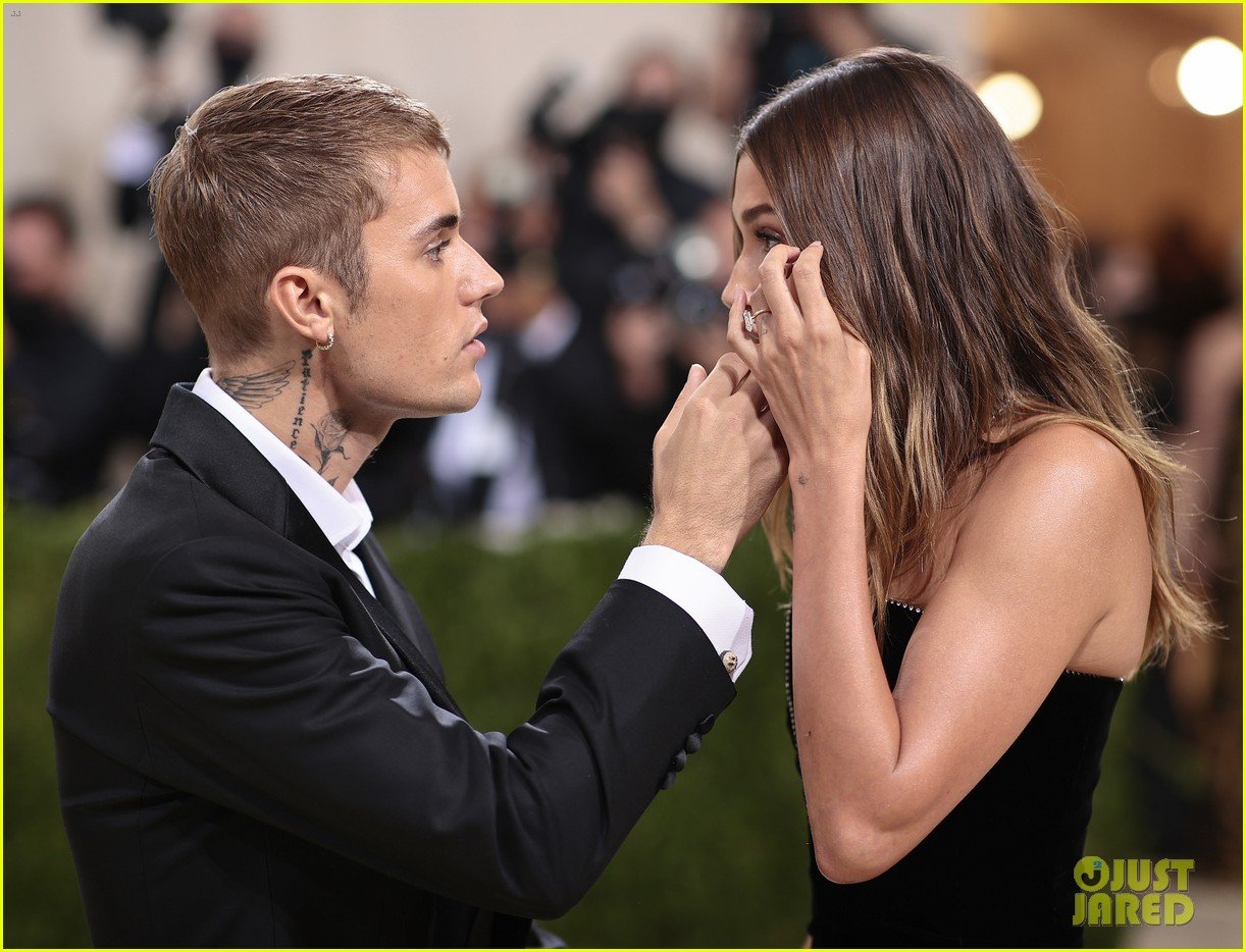 hailey bieber cry moment met gala 02