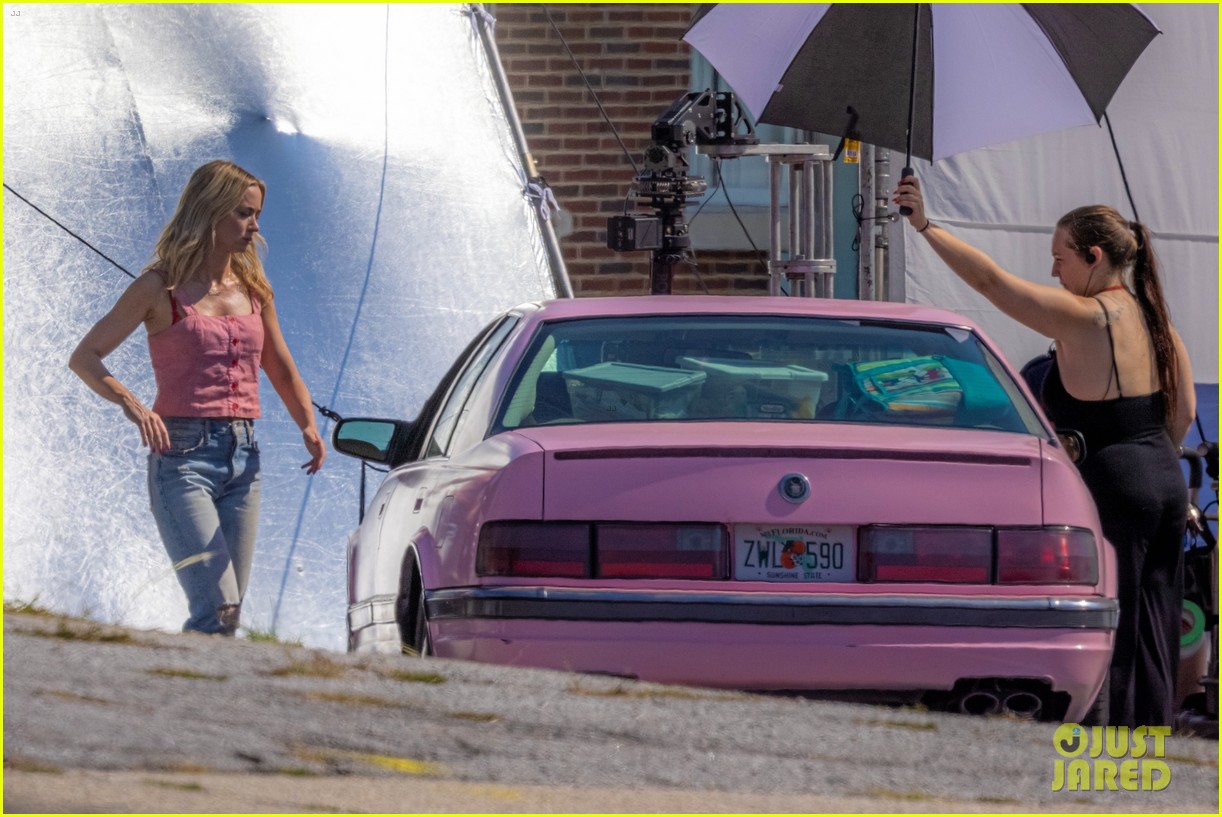 emily blunt twins with pink car pain hustlers set 02