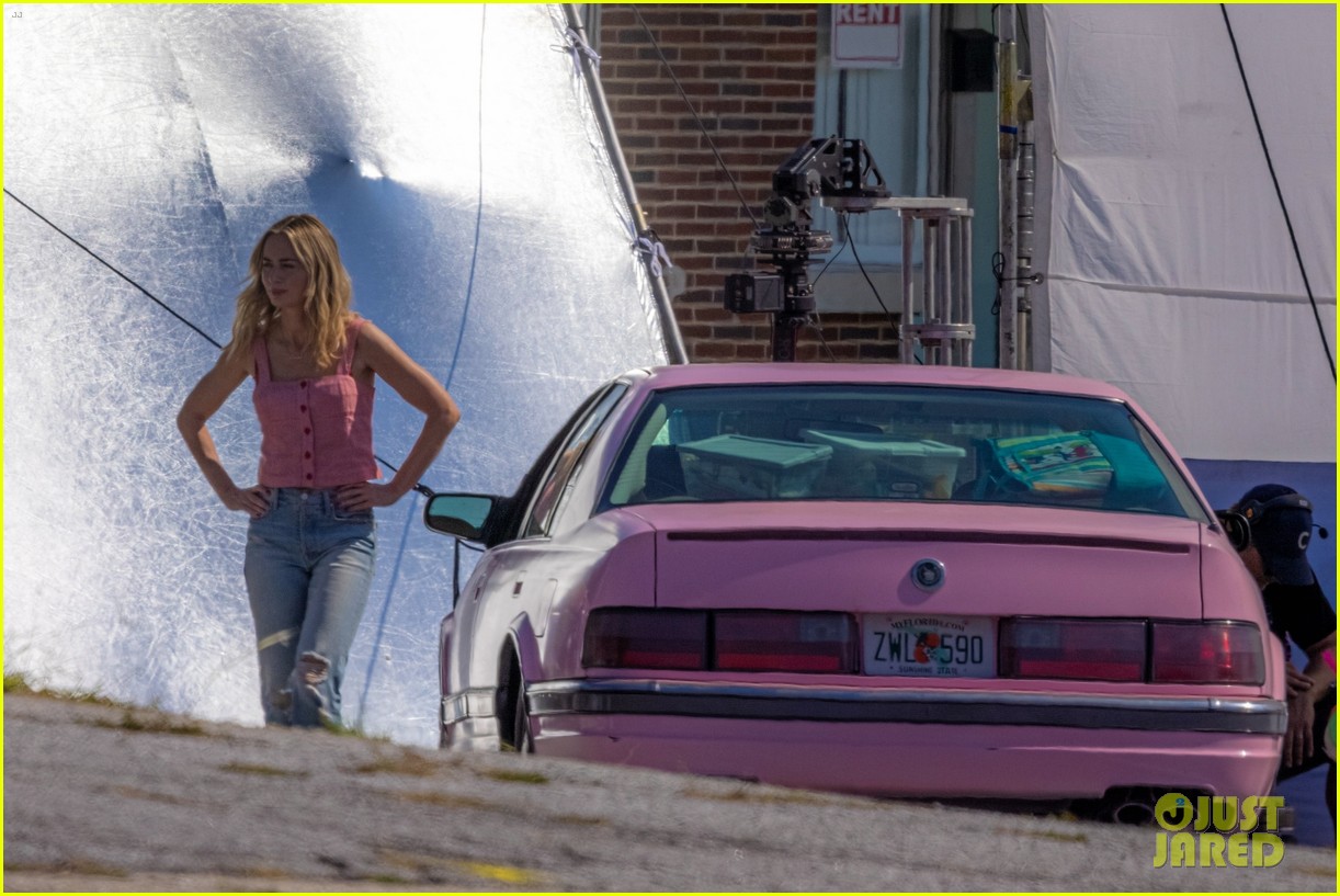 emily blunt twins with pink car pain hustlers set 08