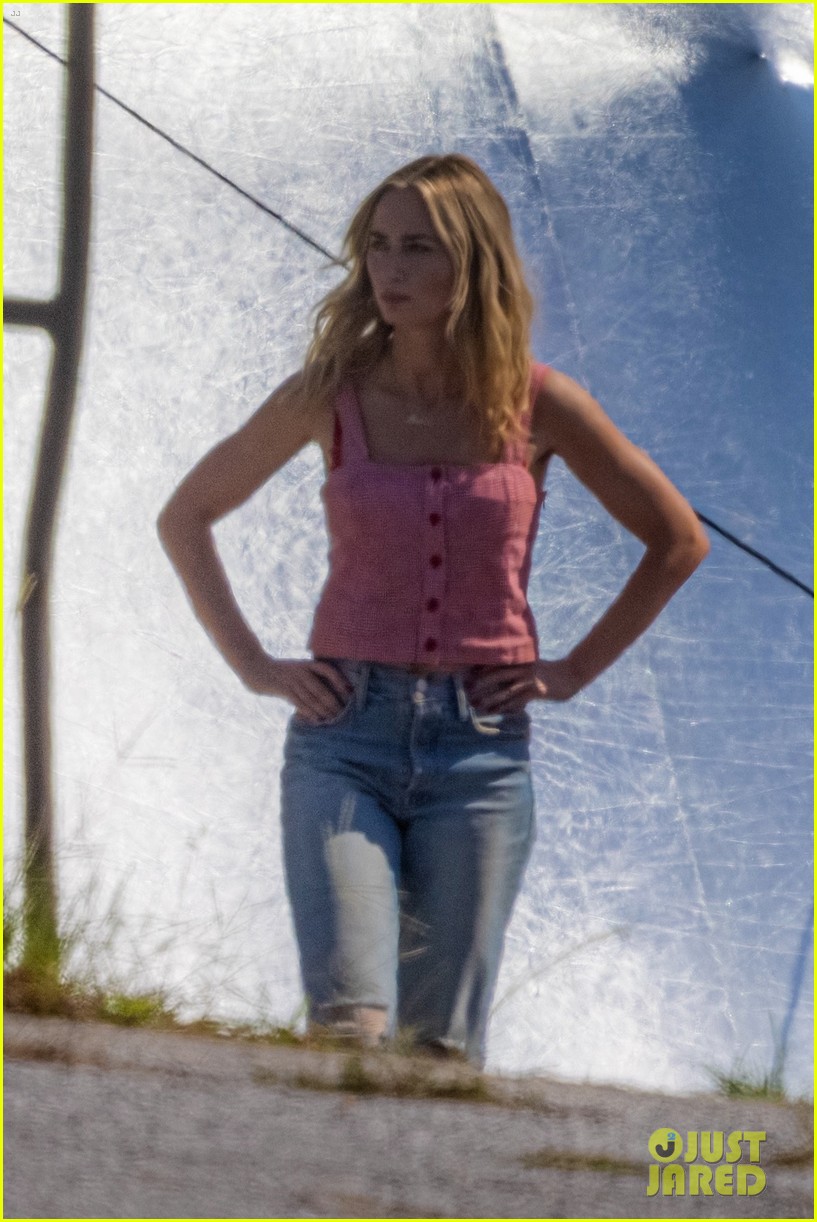emily blunt twins with pink car pain hustlers set 13