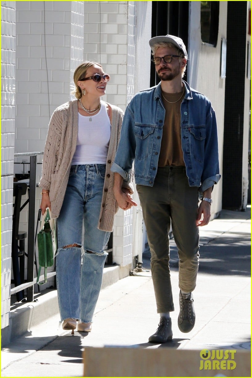 Hilary Duff & Husband Matthew Koma Hold Hands on Morning Breakfast Date(01)