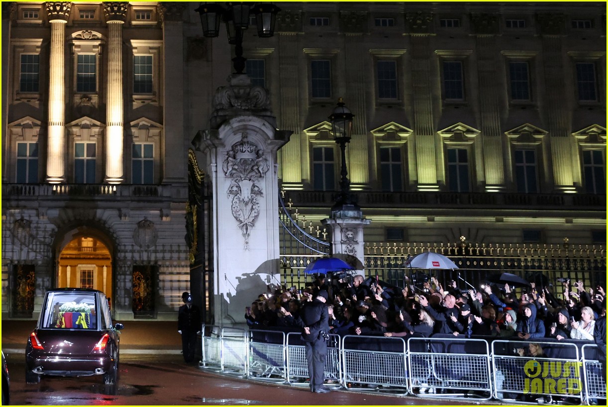 Prince Harry & Meghan Markle Spotted in Buckingham Palace for Queen(01)