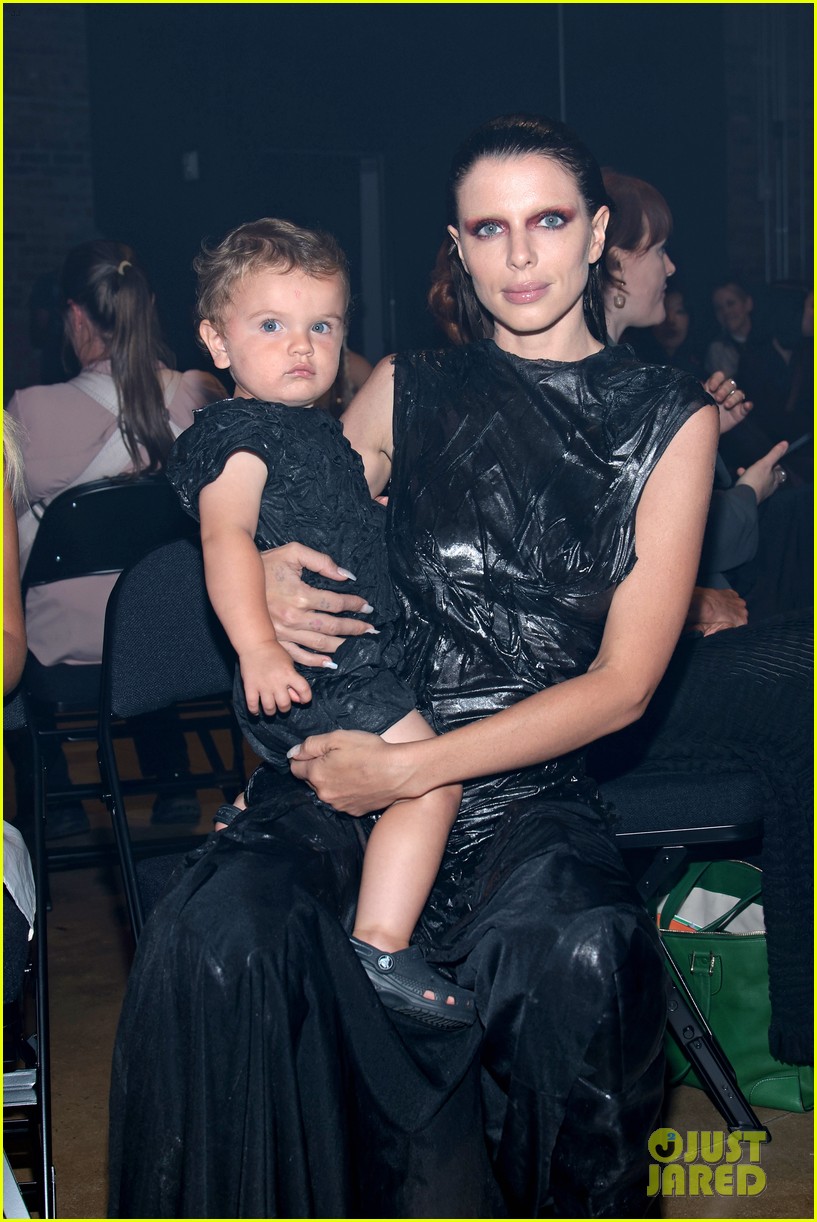 Julia Fox Brings Son Valentino to Elena Velez Fashion Show at NYFW(02)
