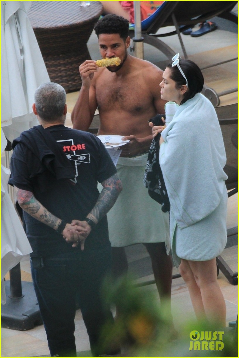 jessie j vacations with chanan colman vacation in rio 28