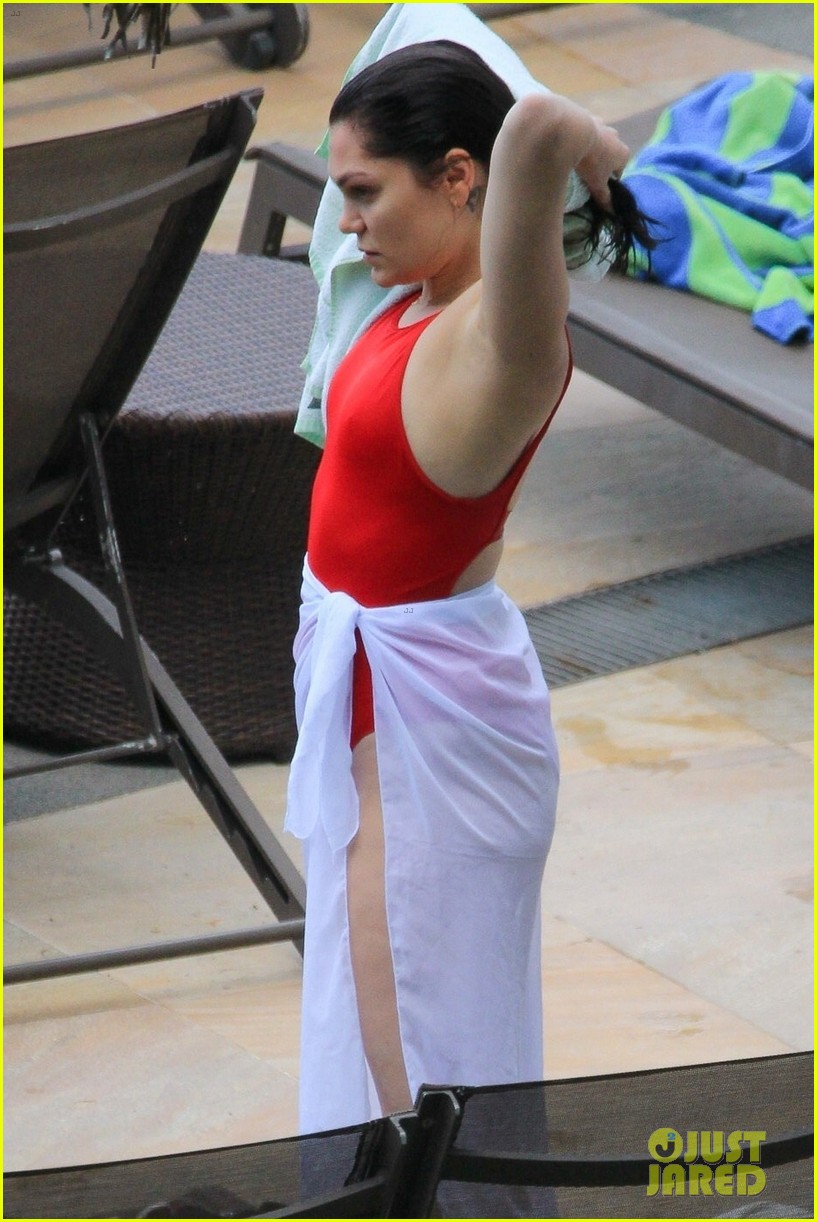 jessie j vacations with chanan colman vacation in rio 35