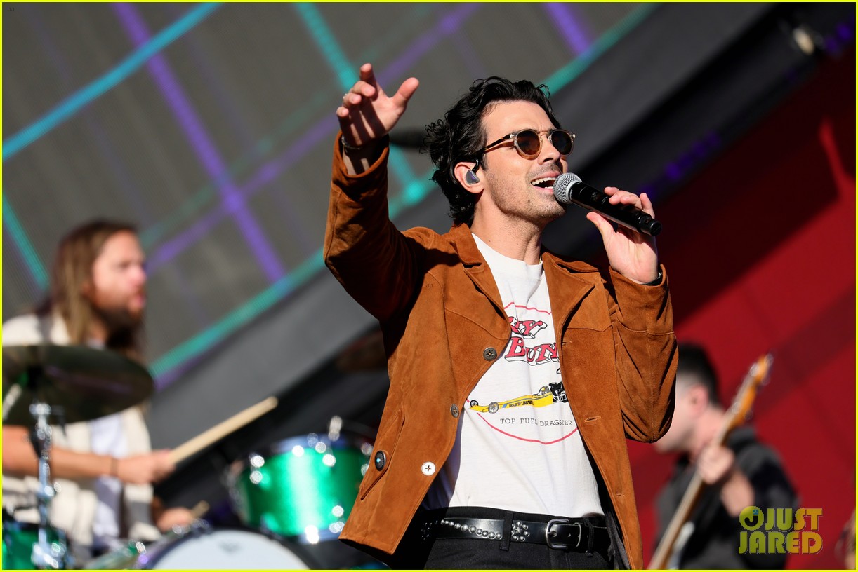 Nick, Joe, & Kevin Jonas Rock the Stage at Global Citizen Festival 2022 with Host Priyanka