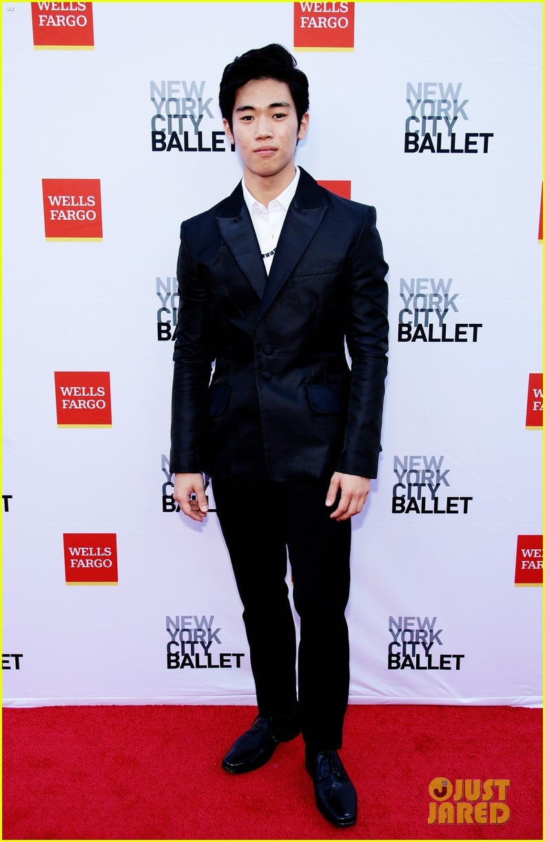 Julia Fox Stuns In Over The Top Silver Gown For New York Ballet Gala julia-fox-stuns-in-over-the-top-silver-gown-for-new-york-ballet-gala