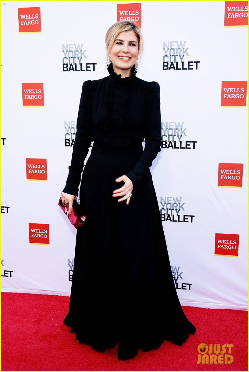 Julia Fox Stuns In Over The Top Silver Gown For New York Ballet Gala julia-fox-stuns-in-over-the-top-silver-gown-for-new-york-ballet-gala