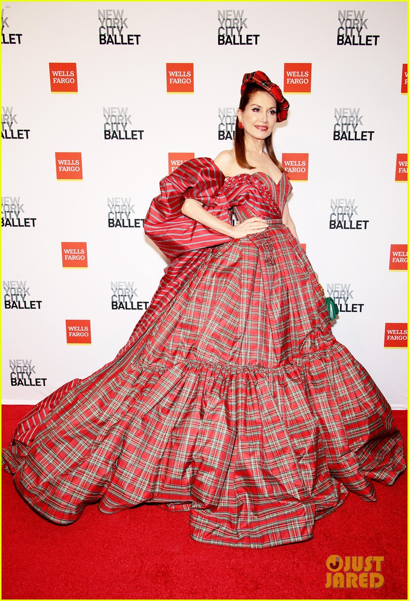 Julia Fox Stuns In Over The Top Silver Gown For New York Ballet Gala julia-fox-stuns-in-over-the-top-silver-gown-for-new-york-ballet-gala
