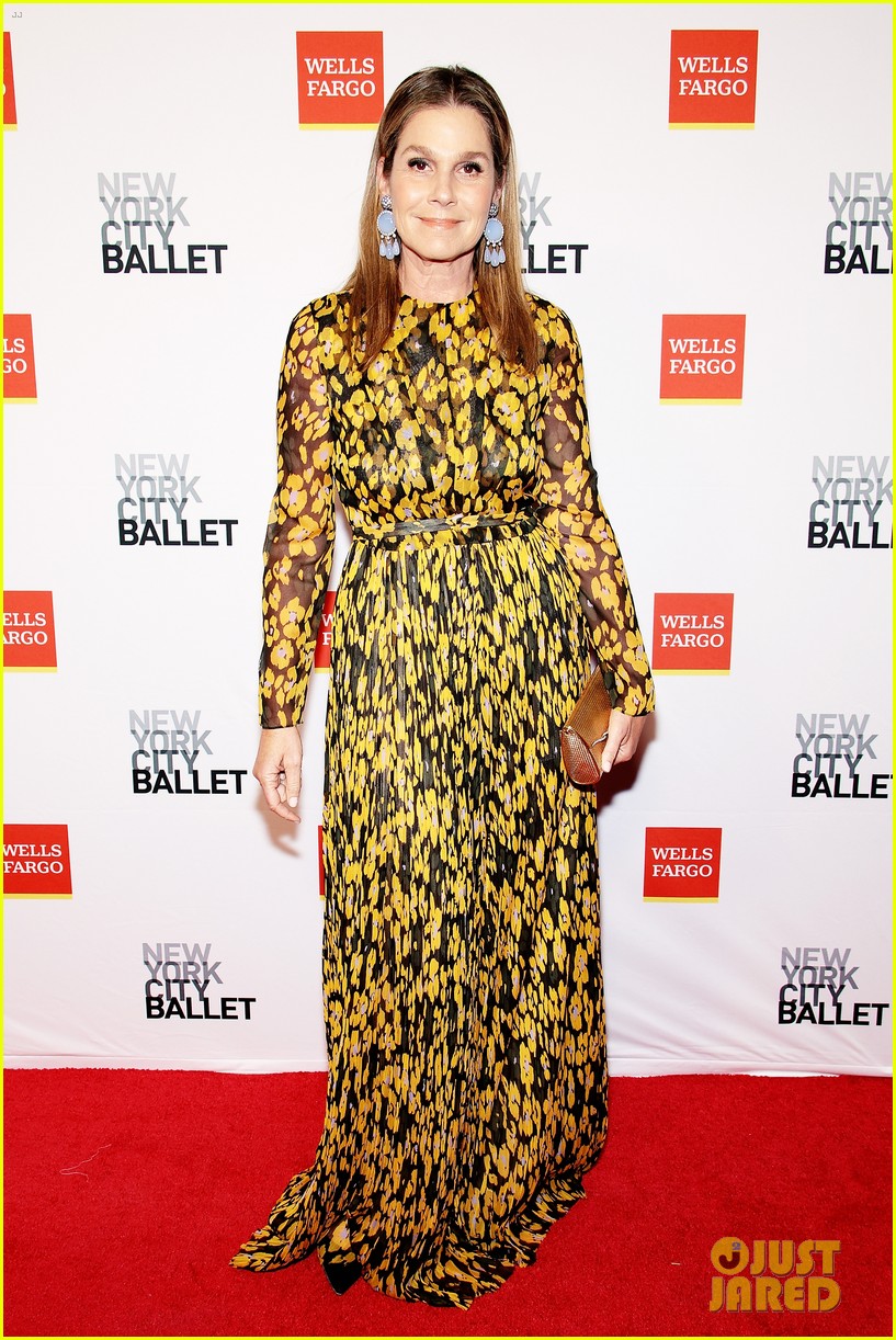 Julia Fox Stuns In Over The Top Silver Gown For New York Ballet Gala julia-fox-stuns-in-over-the-top-silver-gown-for-new-york-ballet-gala