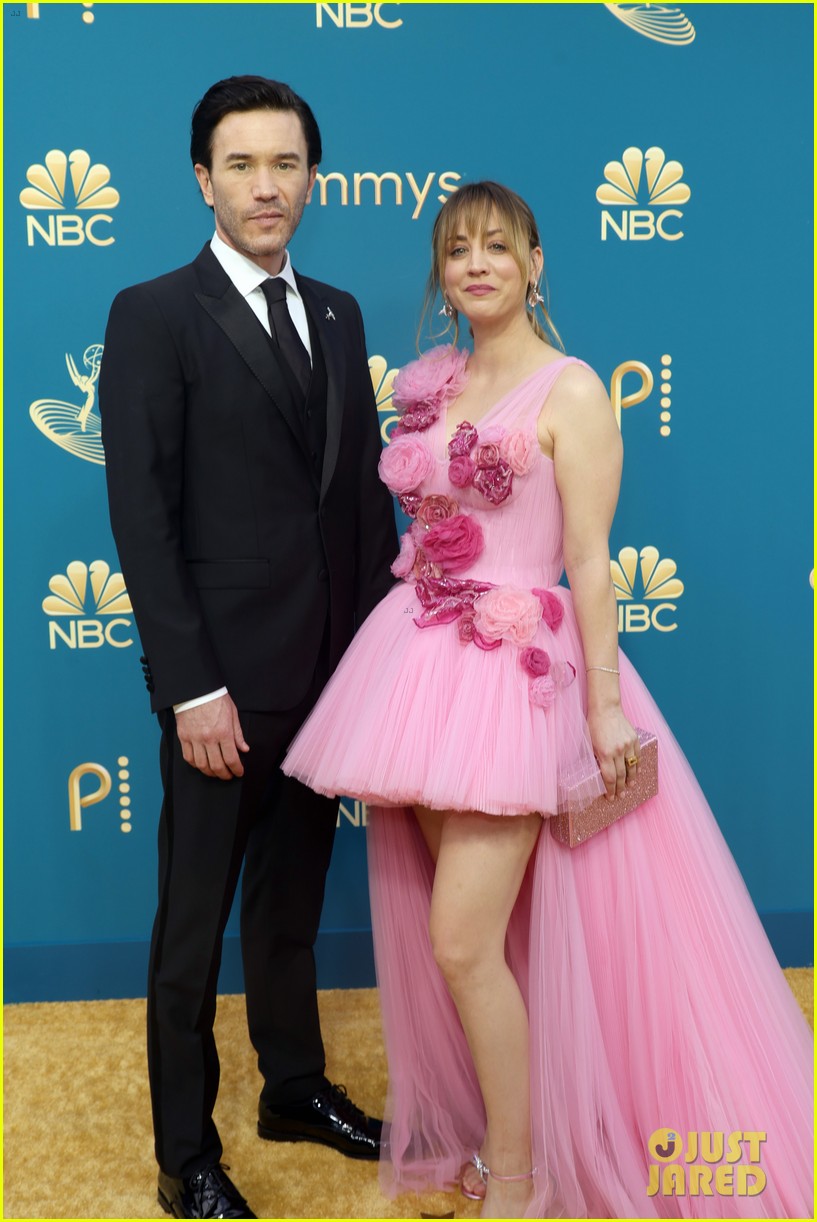 Kaley Cuoco & Tom Pelphrey Make Red Carpet Debut at Emmy Awards 2022(02)