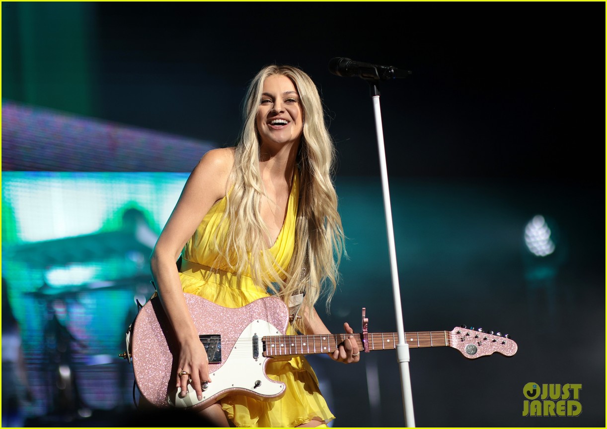 Kelsea Ballerini Changes Lyrics To Her Songs During Concert To Reflect(01)