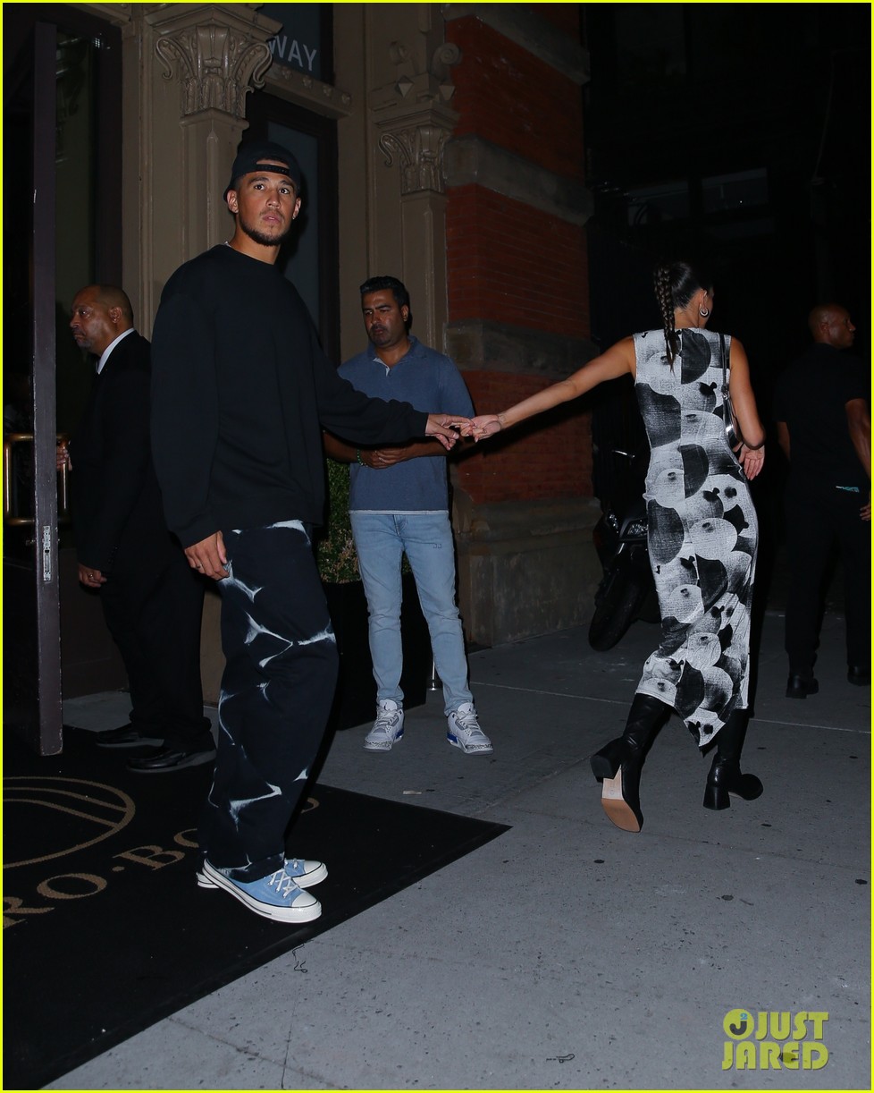 Kendall Jenner Holds Hands With Devin Booker at a Friend's Birthday(02)