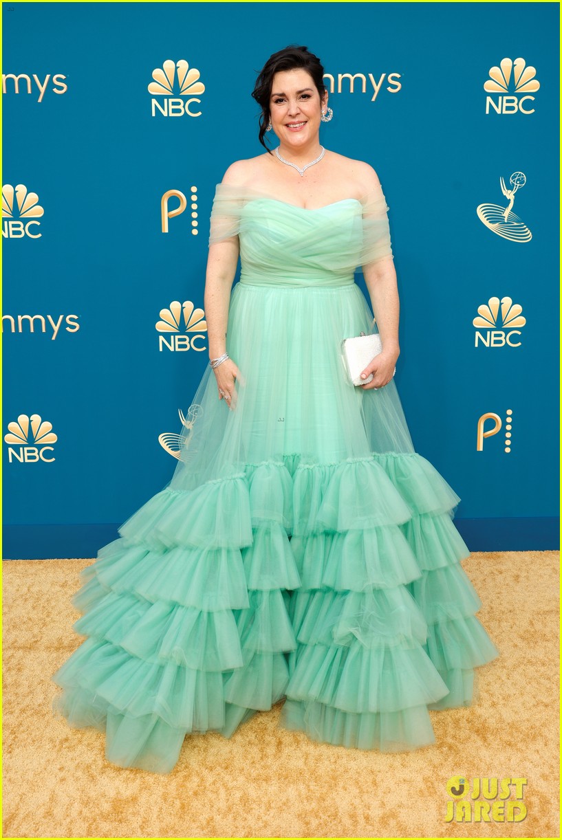 Melanie Lynskey Couples Up with Husband Jason Ritter for the Emmys 2022(01)