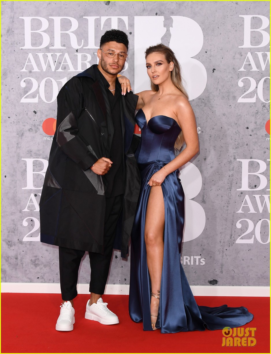 perrie edwards is engaged to alex oxlade chamberlain 014829997