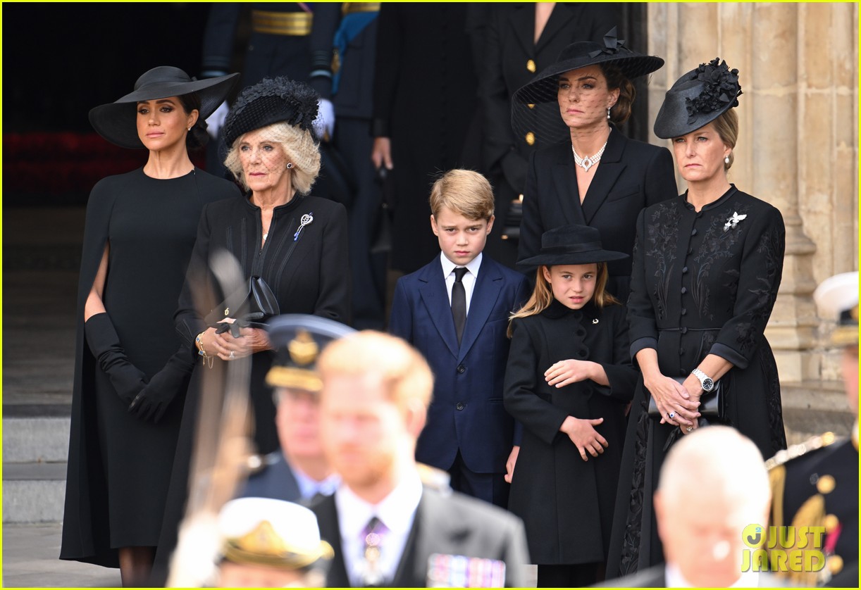 royal family somber queen elizabeths casket leaves abbey 044823174