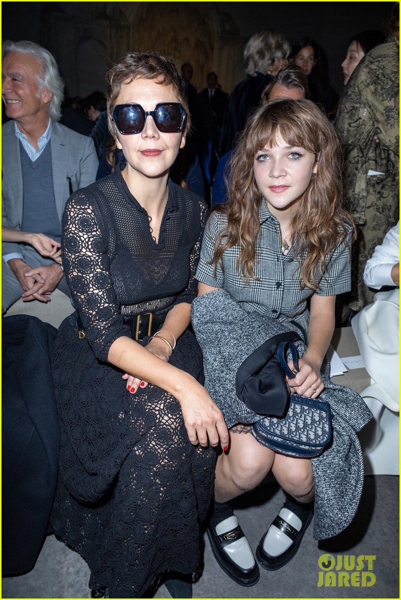 maggie gyllenhaal attends dior show with daughter ramona 01