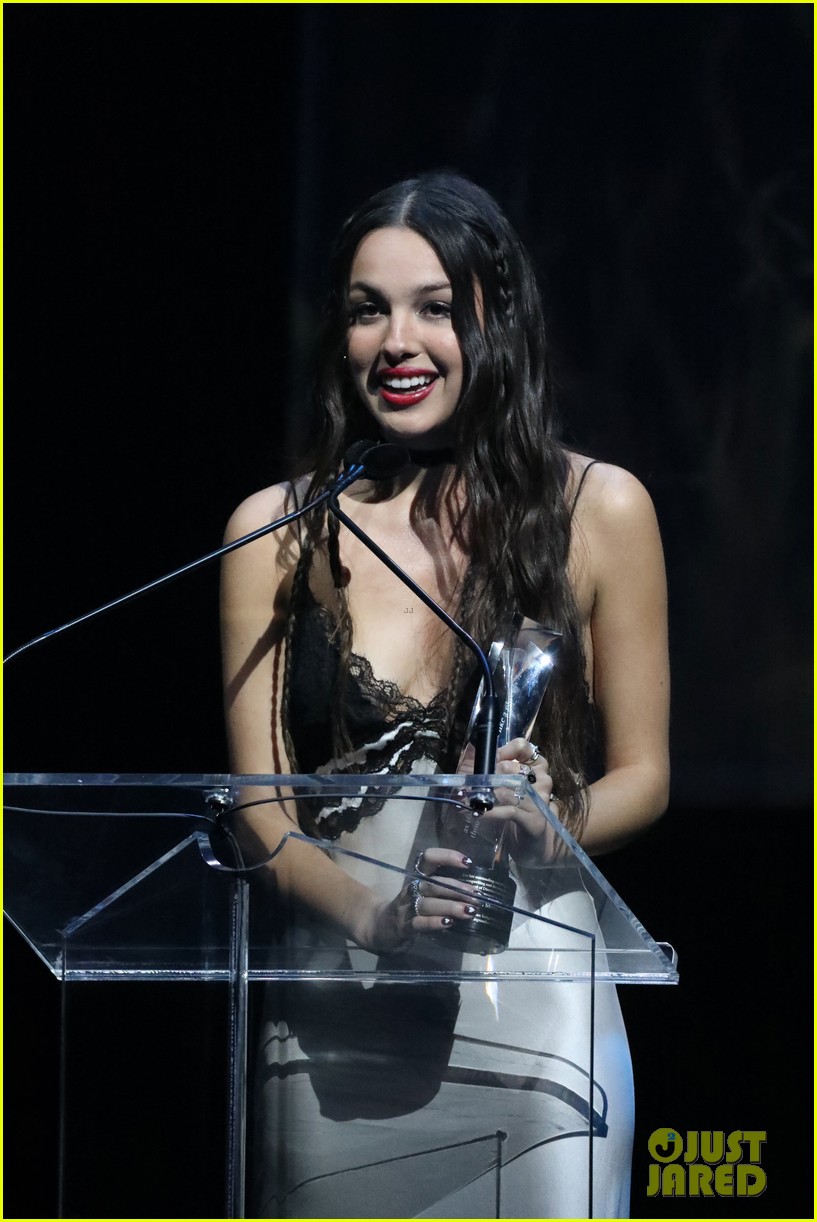 olivia rodrigo inducts alanis morissette canadian songwriters hall of fame 15