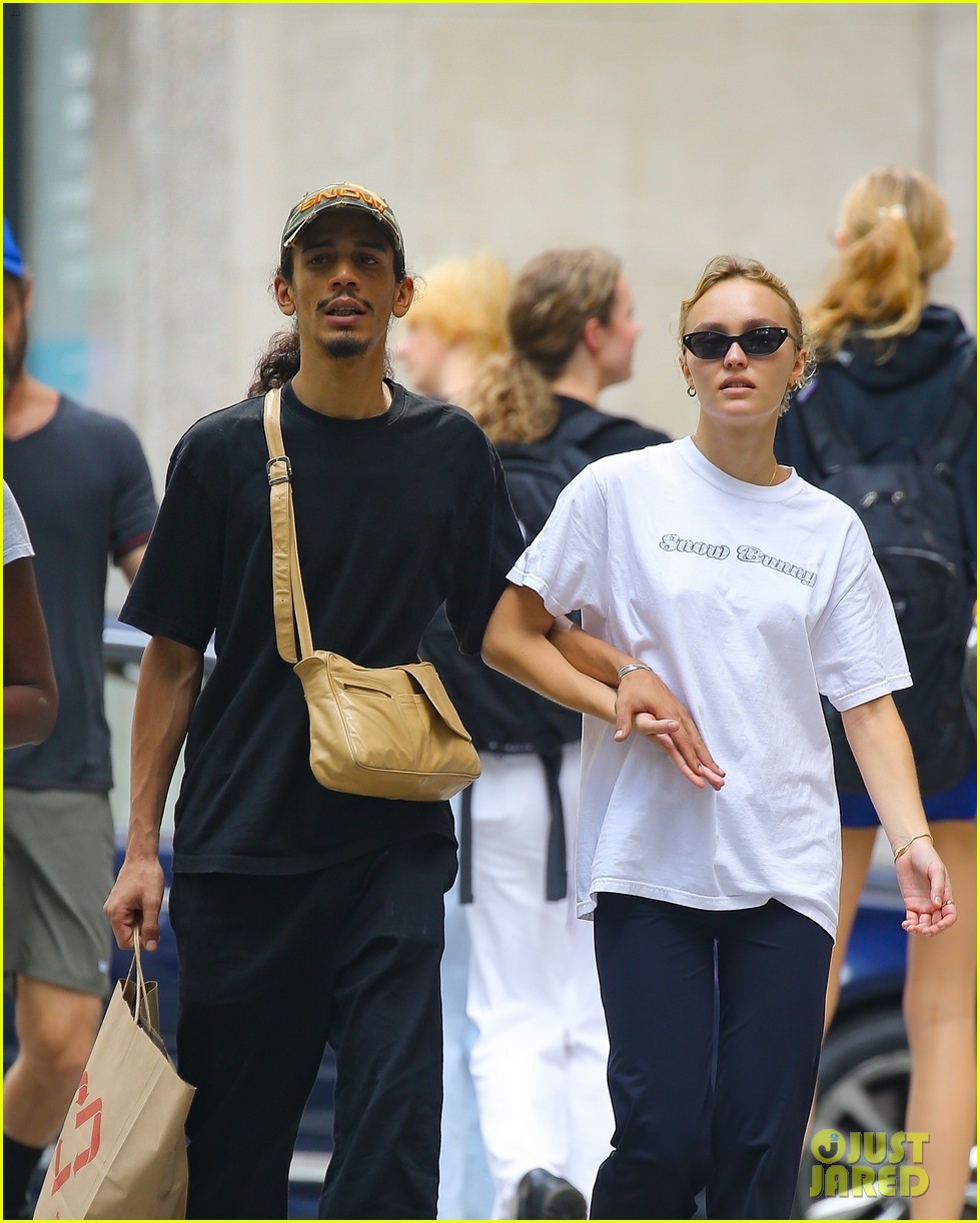 lily rose depp yassine stein hold hands getting lunch in nyc 014819478