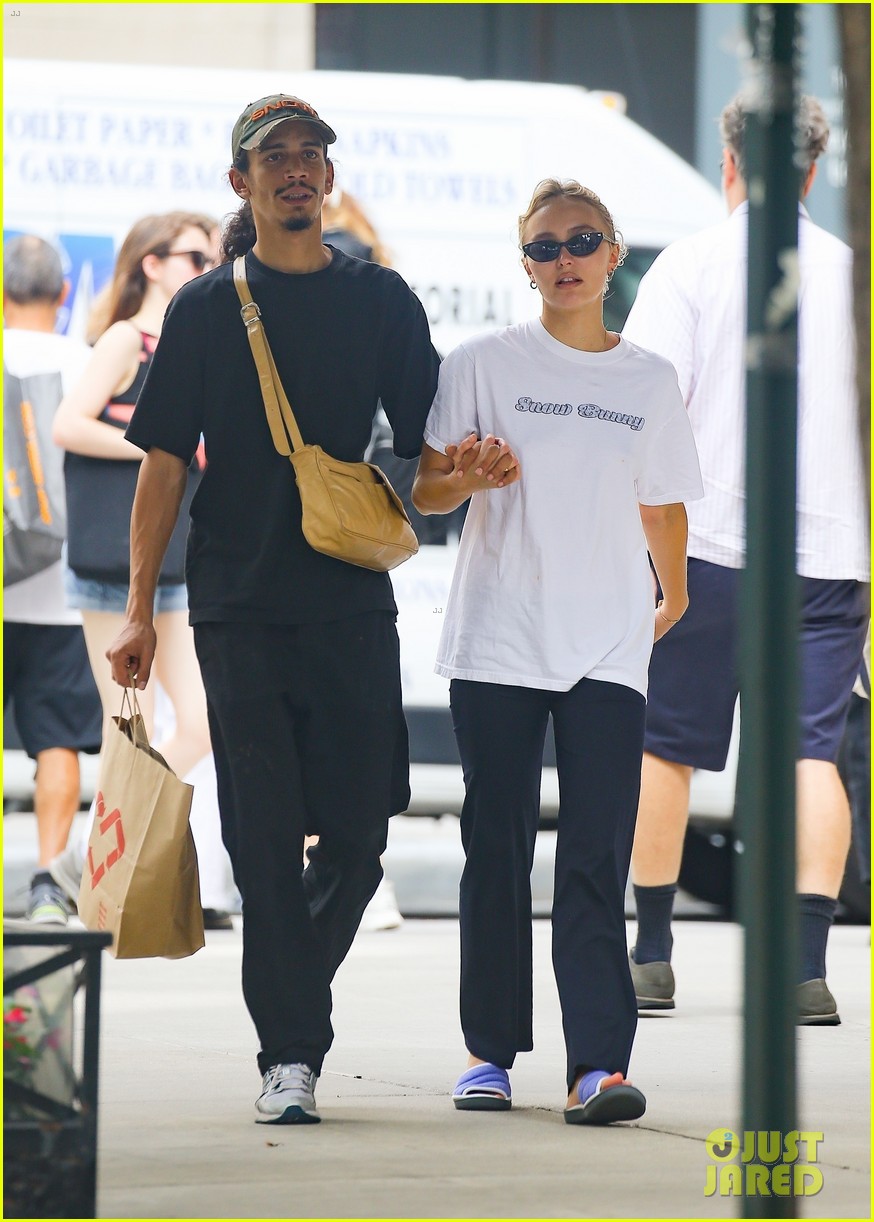 lily rose depp yassine stein hold hands getting lunch in nyc 094819486