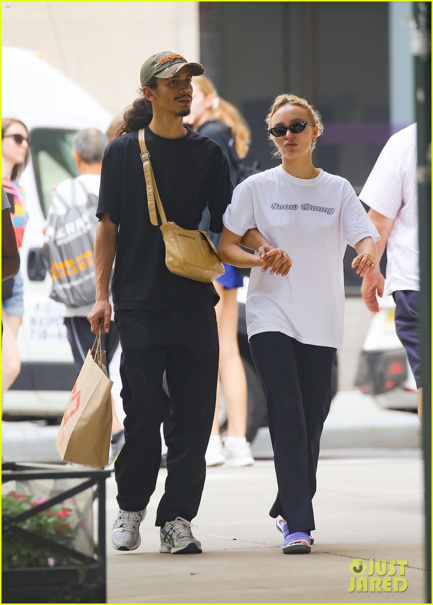 lily rose depp yassine stein hold hands getting lunch in nyc 134819490