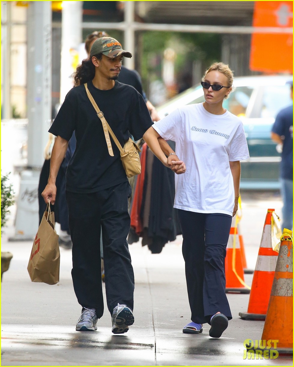 lily rose depp yassine stein hold hands getting lunch in nyc 184819495
