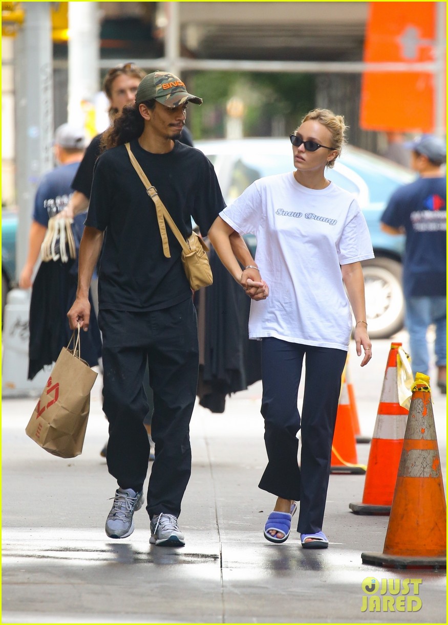 lily rose depp yassine stein hold hands getting lunch in nyc 19