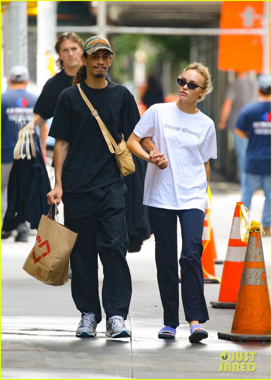 lily rose depp yassine stein hold hands getting lunch in nyc 204819497