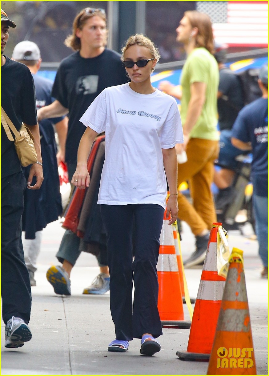 lily rose depp yassine stein hold hands getting lunch in nyc 224819499
