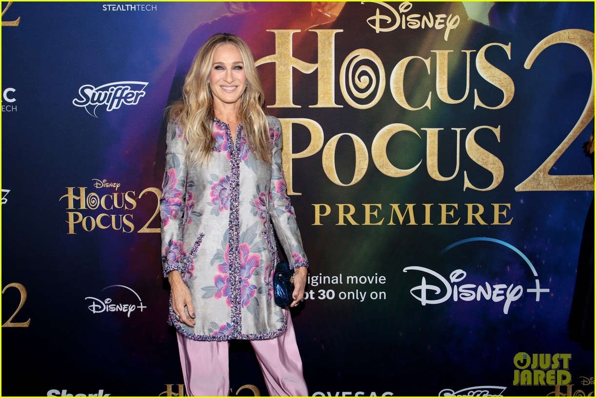 Sarah Jessica Parker Brings Twin Daughters Marion & Tabitha To 'Hocus