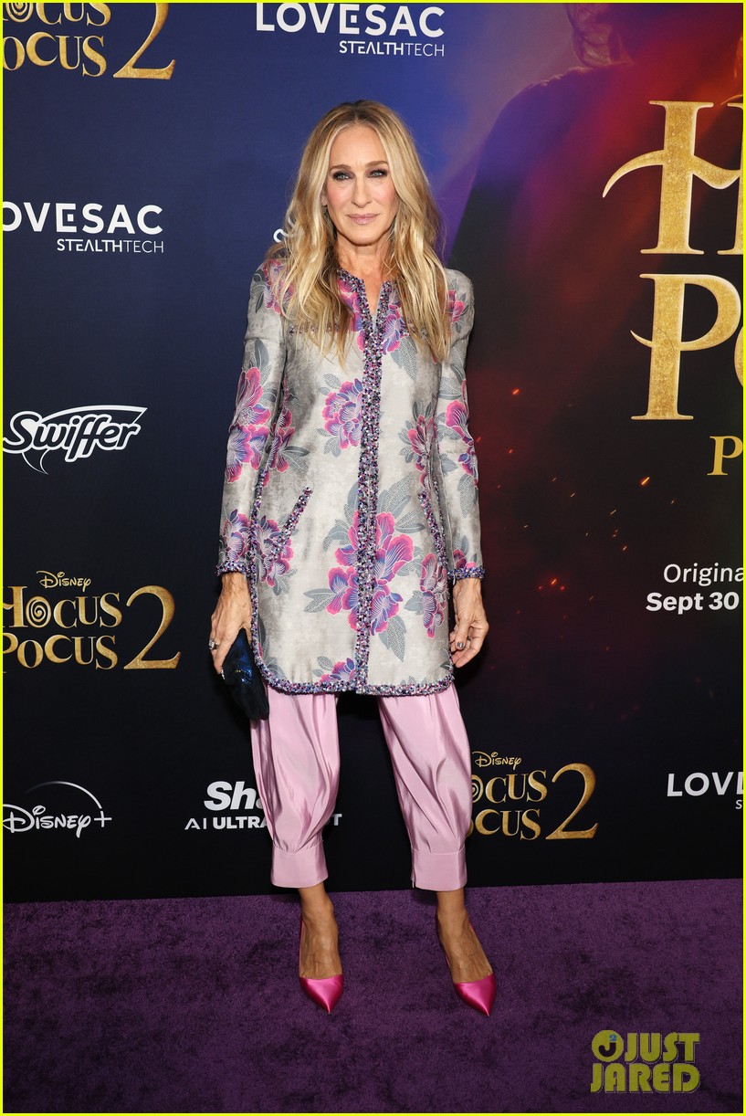Sarah Jessica Parker Brings Twin Daughters Marion & Tabitha To 'Hocus(02)