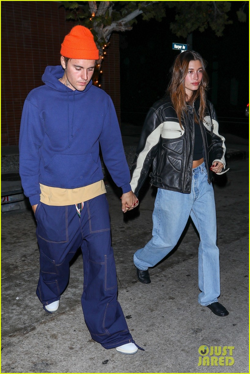Justin & Hailey Bieber Hold Hands on Dinner Date in West Hollywood(01)