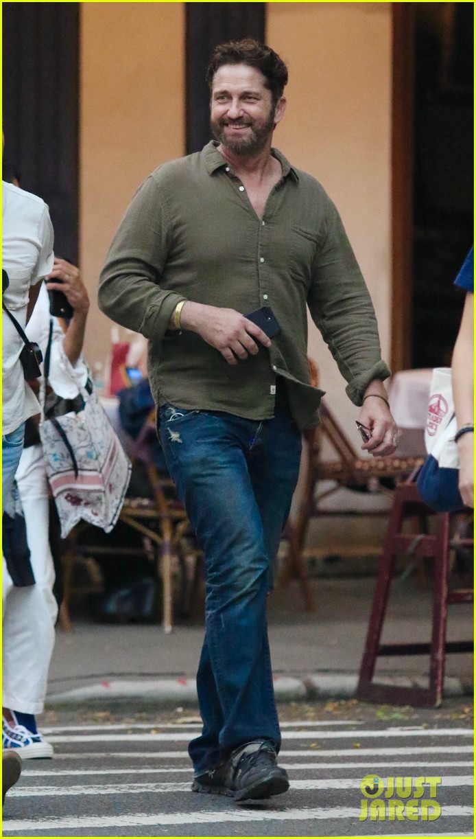 Gerard Butler Takes Selfies With Fans While Running Errands in NYC