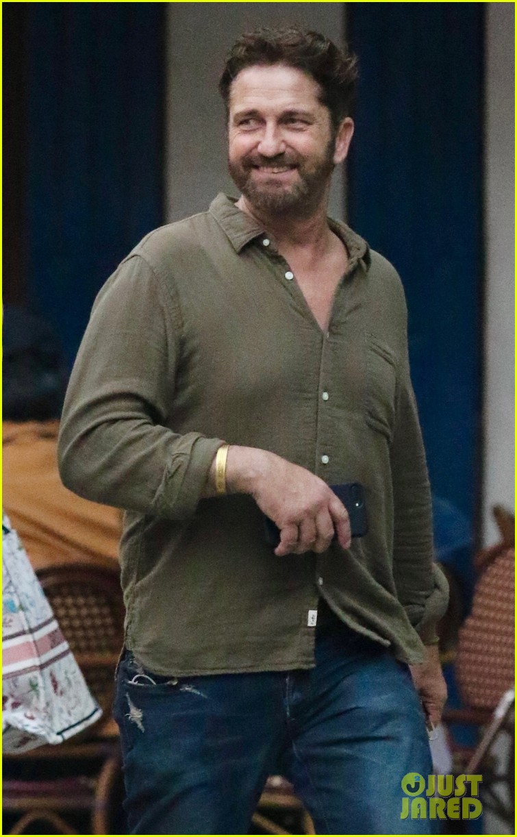 Gerard Butler Takes Selfies With Fans While Running Errands in NYC(01)