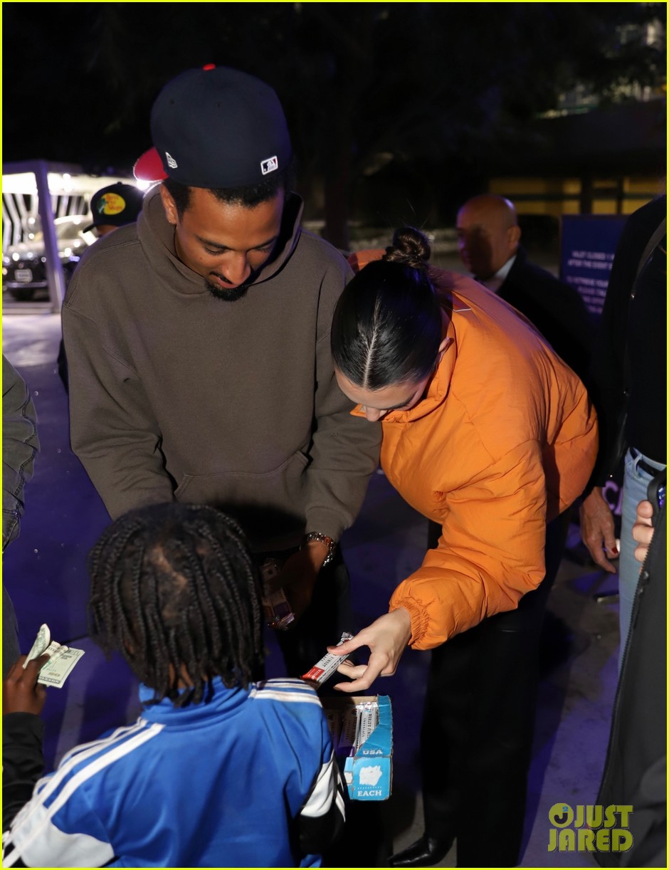 Kendall Jenner Attends Clippers Game with Dad Caitlyn Jenner: Photo