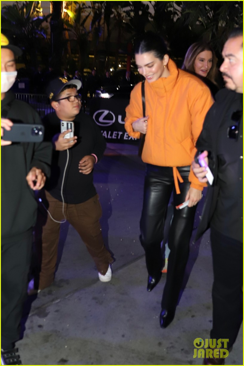 Kendall Jenner Attends Clippers Game with Dad Caitlyn Jenner: Photo